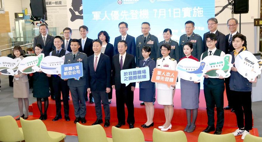 賴清德推敬軍新政　現役軍人7月將享優先登機禮遇