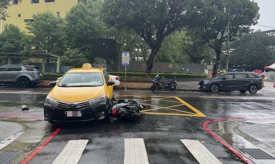影/三重計程車擦撞機車　騎士噴飛受傷送醫