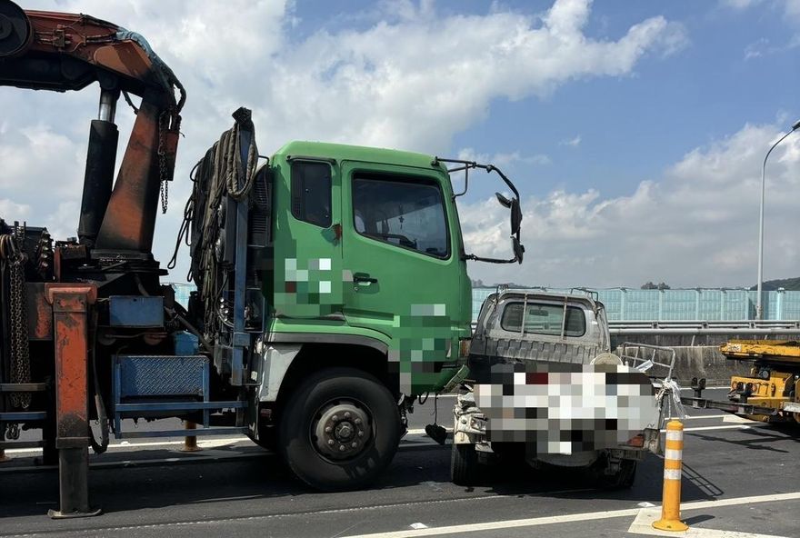 影/台64曳引車煞不住　衝撞小貨車拖行百公尺