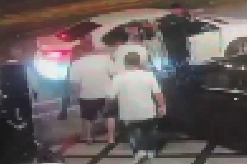 影/台南大舞廳喋血衝突　醉客亂踹豪車慘遭痛毆