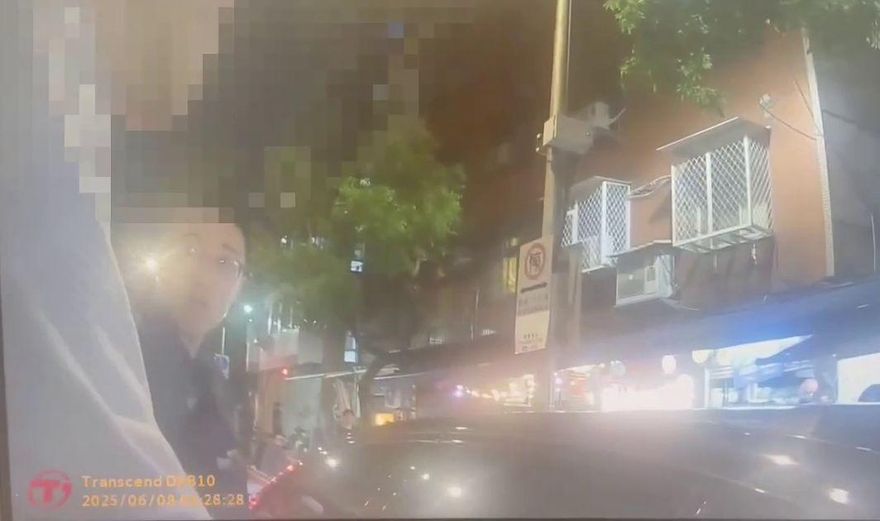 影/北市男違停「Marry me」警攔胡搜出毒　翹臀辣女友驚呆！