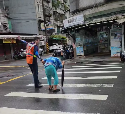 人間天使！超暖清潔隊員扶老奶奶過斑馬線　擋車陪走1分多鐘