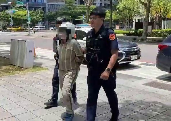 影/不爽被嫌「車內弄很髒」！新北黑貓女司機刺死男同事