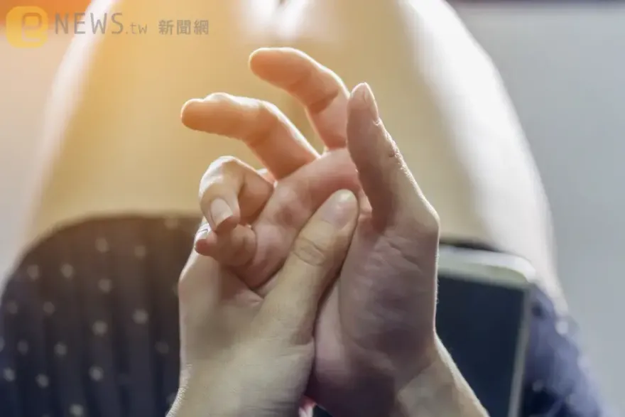 從數鈔票到拿菜刀！「媽媽手」不僅限於媽媽：疼痛原因、預防方法一次看