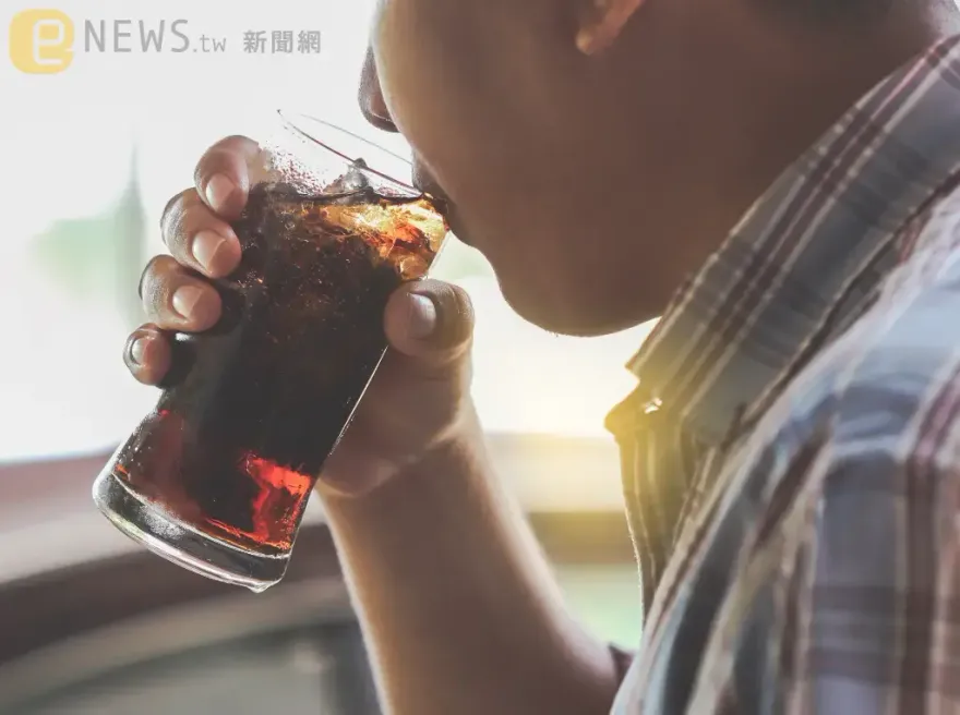 看人吃東西就反胃！他竟罹怪病「17年來只能喝可樂」
