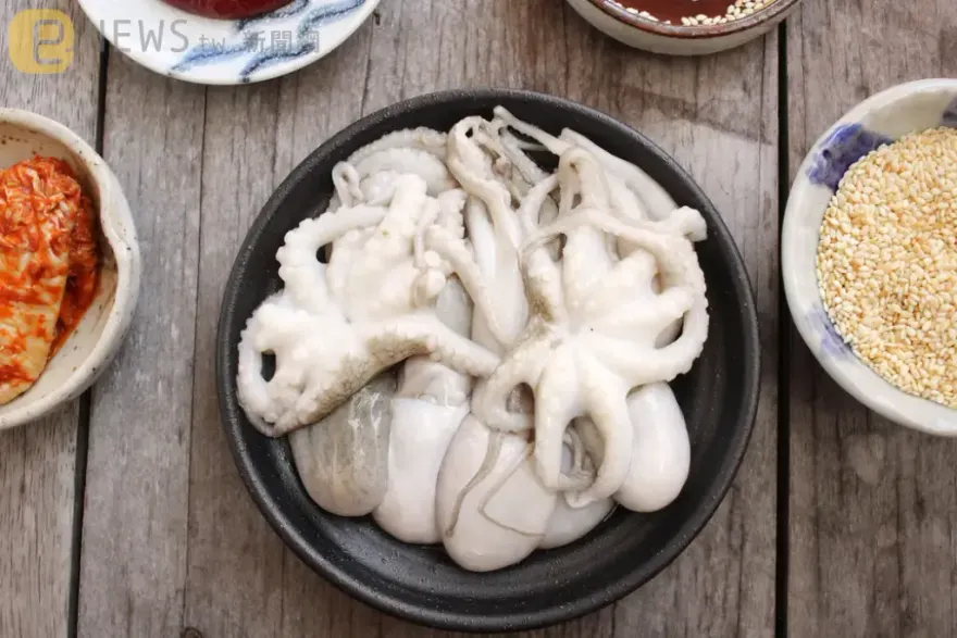 他吞嚥困難喉嚨不適就醫　醫傻眼：「整隻活跳跳章魚」吸在食道上