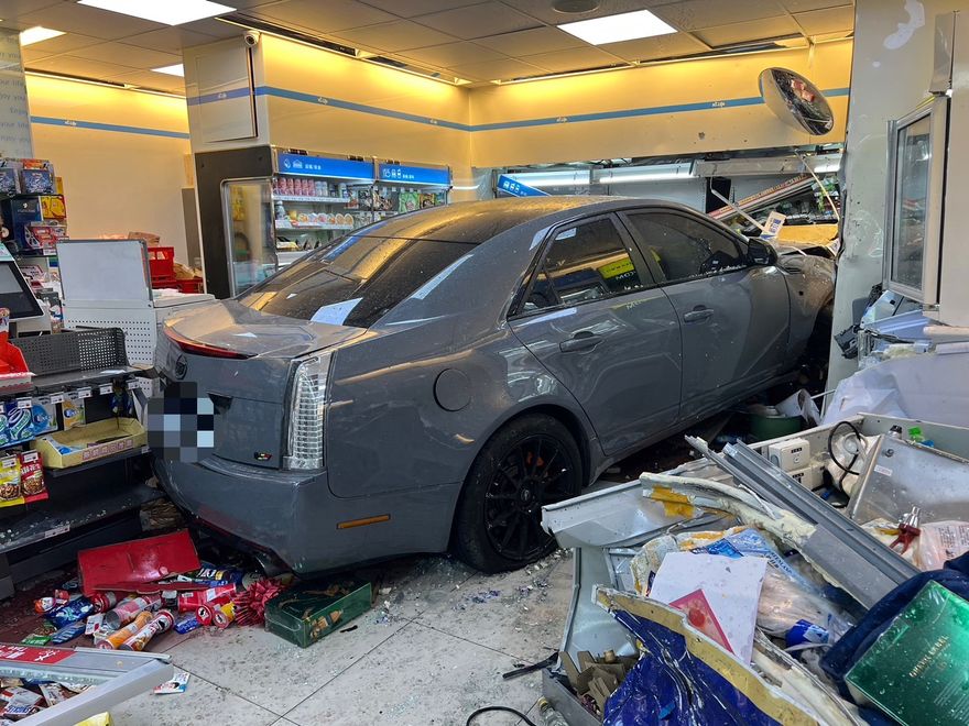 快訊/板橋「汽車撞進超商」！婦人遭撞捲入車底　送醫搶救不治