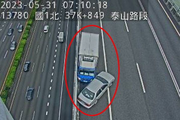 快訊/上班族注意！國1北向泰山段「2車追撞」車流堵塞