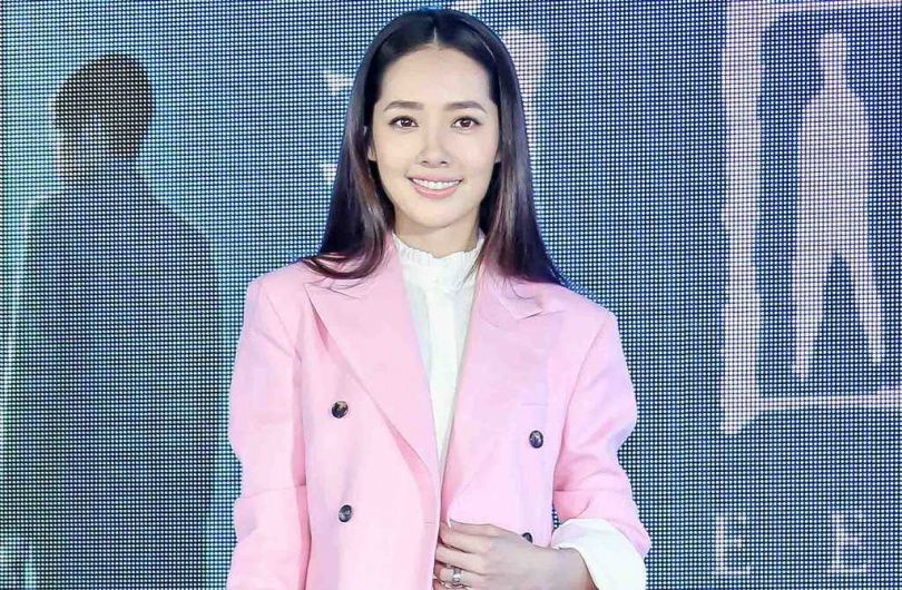 婚後淪為「生子機器」！郭碧婷帶女兒逛街被偶遇…網友險認不出：仙氣全消失