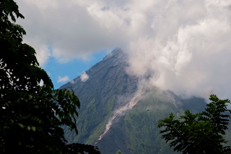 影/菲律賓「馬永火山」猛烈噴發　當局頒布「3級警戒」急撤3000人