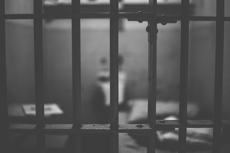 19歲保母狠虐3歲男童致死挨判13年刑期　陪審團認定可移至「開放式監獄」惹議