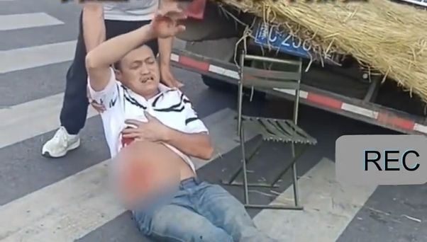影/嫌西瓜「口感沙沙」要換一顆　酒醉男怒拿刀往自己身上砍
