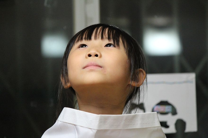 家中半年前喜迎弟弟誕生　竟導致7歲女童突然「看不清楚」
