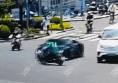 男騎士闖紅燈與跑車擦撞「飛上引擎蓋」　交警判需賠數十萬車損網讚爆