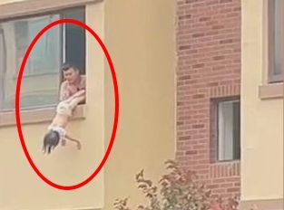 影/女童在房間小便惹怒父親　遭「頭上腳下」懸掛窗邊嚇壞路人