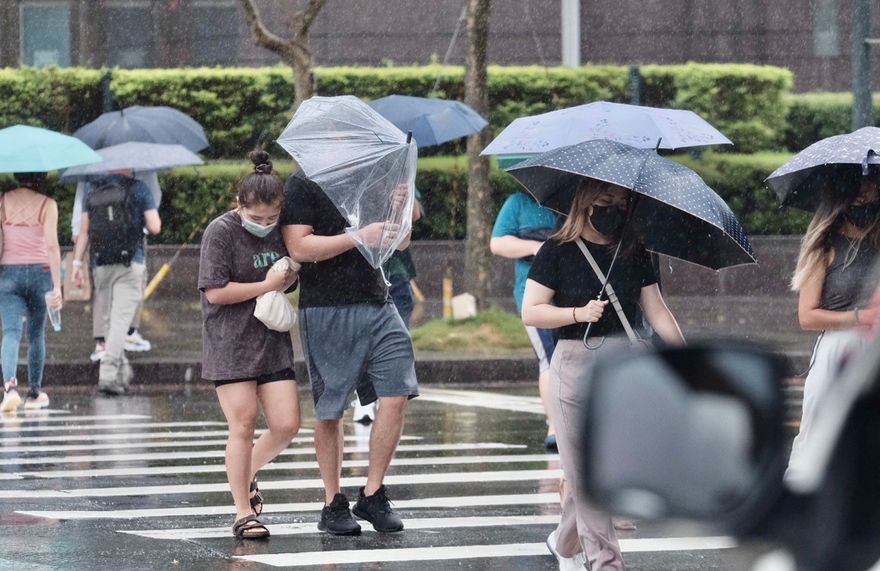 快訊/雨彈提前開炸！10縣市「大雨特報」　恐一路下到晚上