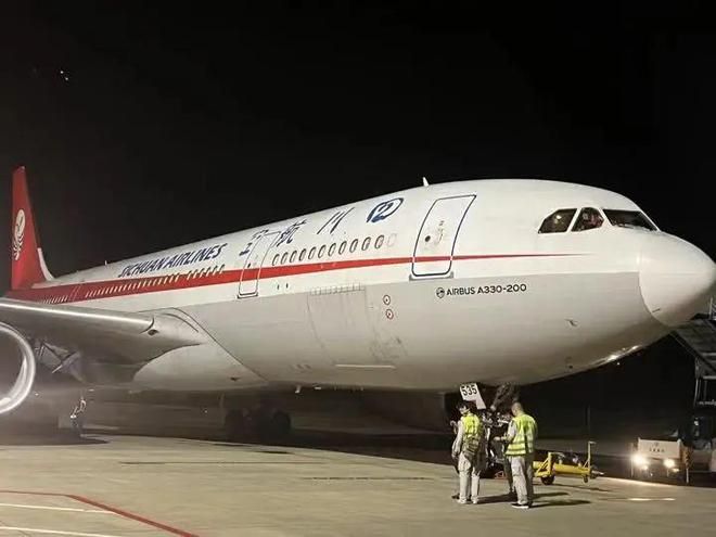 四川航空遇大雷雨緊急備降　救護車急運機上「活體器官」至醫院