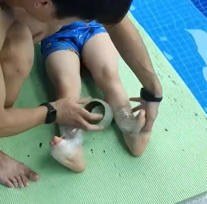影/游泳教練為教小朋友正確踢水　出招用「膠帶纏腳踝」獲奇效
