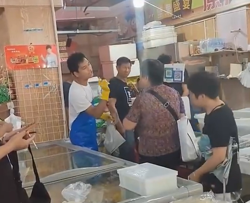 影/買魚要求「幫忙殺」後反悔「掉頭就走」　魚販氣炸將人攔下理論