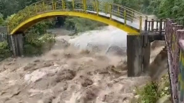 影/山洪暴發「無情黃泥猛灌」！台東明27日停班課　急撤離逾500人、2人受困栗松溫泉