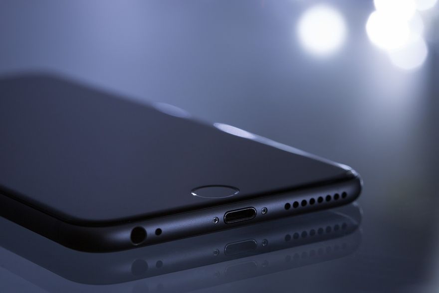 美國男駕車意外墜落百米懸崖「頭破血流」　靠著iPhone自動報警救回一命