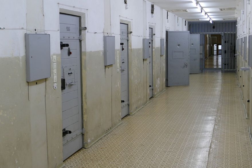 囚犯偷走獄警制服「變裝」假裝巡邏　企圖逃脫遭「真獄警」當場識破