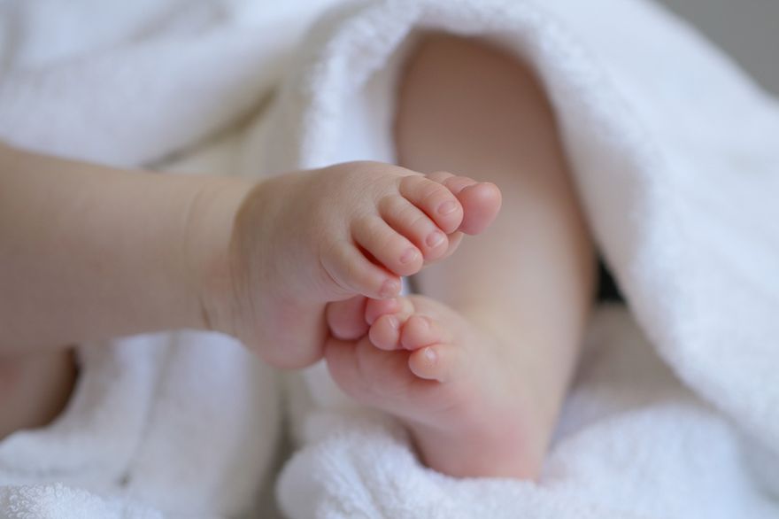 冷氣漏水爸拿水桶來裝　竟害1歲寶貝女兒摔落溺斃