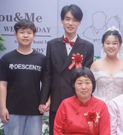 婚禮合照抓包新郎竟與「第三者」十指緊扣　新娘自嘲：我是局外人