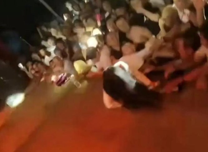 影/女歌手台上熱情表演　下秒突遭觀眾伸手拉下舞台慘摔
