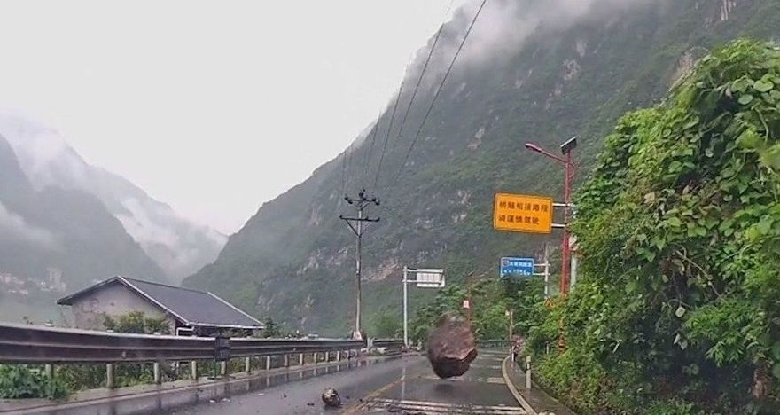影/男子開山路險遭巨石砸中　20秒驚險躲開3次自嘲：現實版死裡逃生