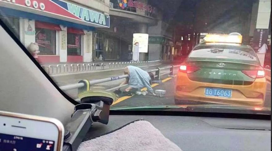 震驚三觀！半裸辣妹翻越欄杆突摔倒　駕駛目擊「鮑魚」春光乍現
