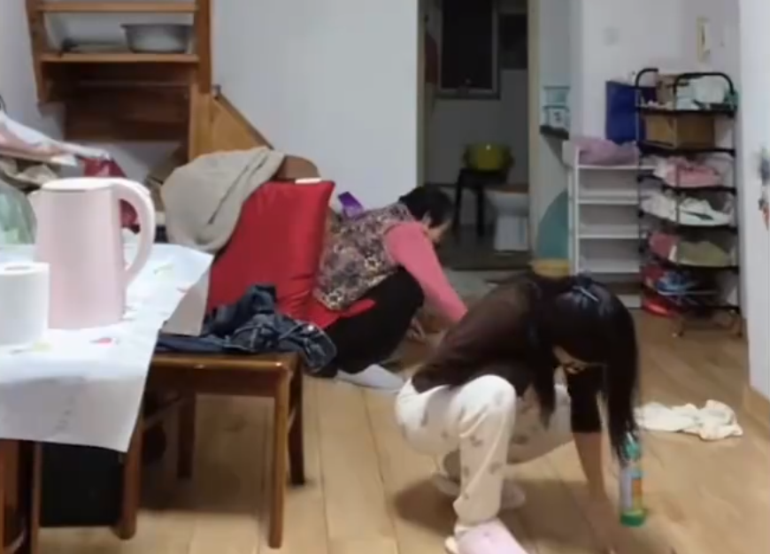 影/兒子連假要帶女友回家！媽媽、姐姐拿牙刷跪地猛刷　只為留下「好印象」