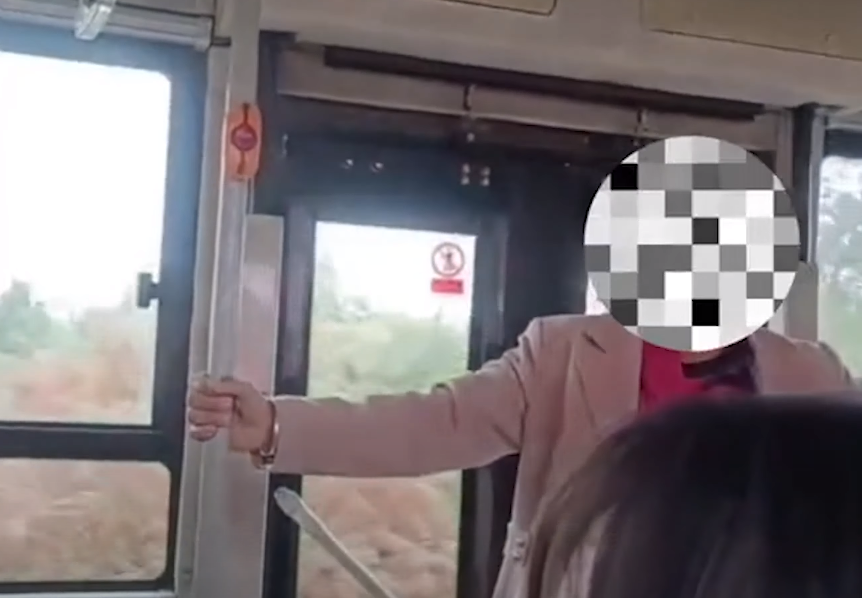 影/女子公車上「大展歌喉」自嗨　結束後逼乘客支付「聽歌費」否則不能下車