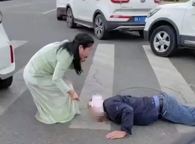 女駕駛自駕遊撞倒行人　掏出「衛生棉」貼頭部止血引熱議