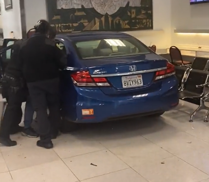 影/大陸駐舊金山領事館遭不明人士開車衝撞　嫌犯嘴裡高喊「中共在哪裡？」
