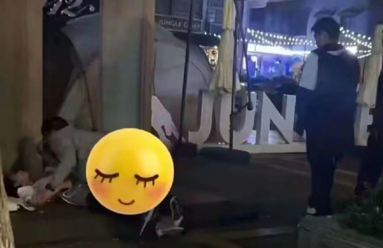陸網瘋傳「撿屍活春宮」影片！女子喝醉失去意識　路人袖手旁觀近距離「看戲」