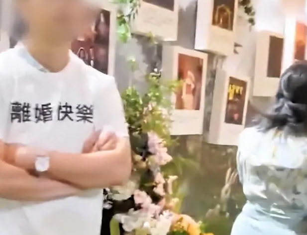 男子身穿「離婚快樂」T-shirt大鬧婚禮會場　理由全因「一隻狗」