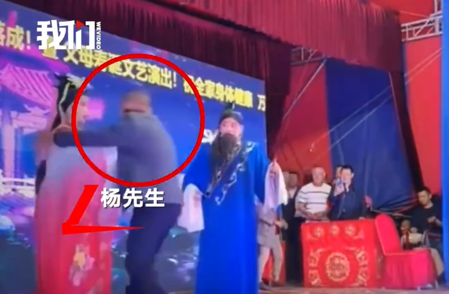 影/女戲曲演員受打賞後遭2男觀眾「強抱非禮」　丈夫怒報警：尊嚴受到踐踏