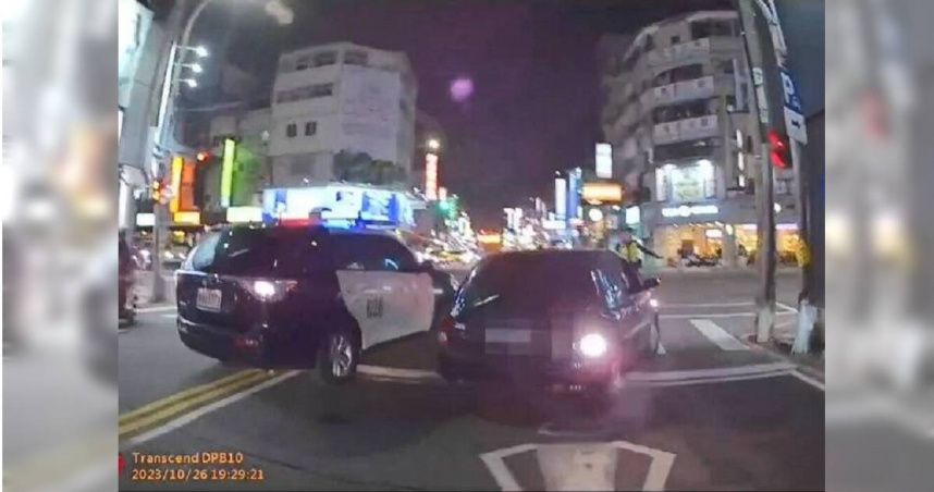 身手俐落！台中吸毒兄弟催油門撞警逃　警機敏跳開掏槍逮人
