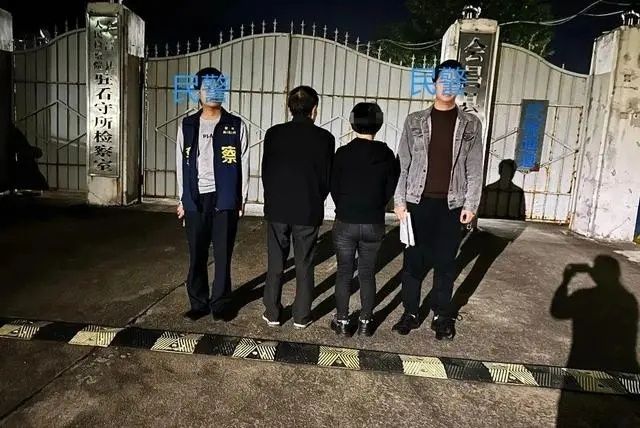 父女想賺快錢「假賣淫真詐騙」　印1.4萬張「色情小卡」狂發打廣告被逮