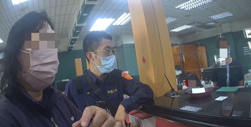 影/台中女網戀「聯合國」男！對方誆4500美金寄國際包裹　她欲匯幸暖警阻詐