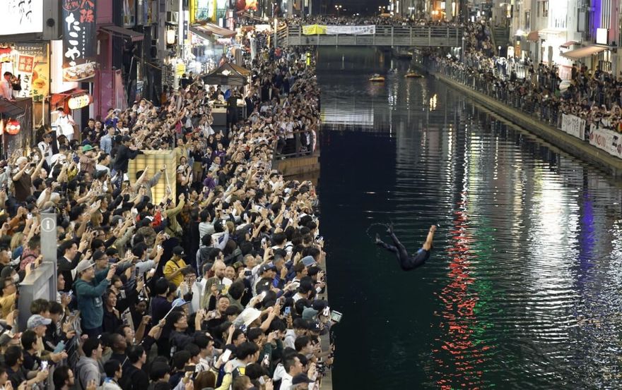 影/還是跳了！日職阪神虎睽違38年奪冠　1300警力攔不住37人跳河慶祝