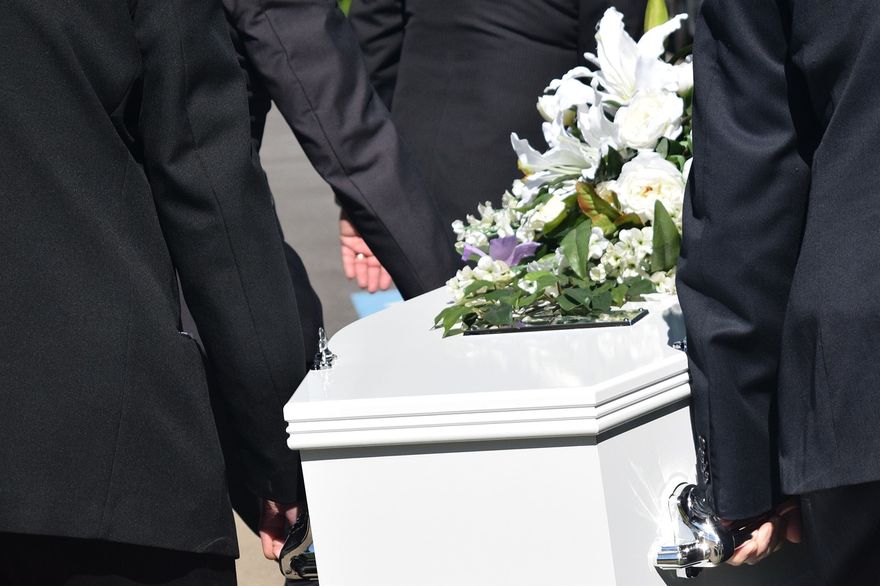 感人！男子遭槍殺寵物狗「天天等他回家」　葬禮見棺材直接「撲上告別」