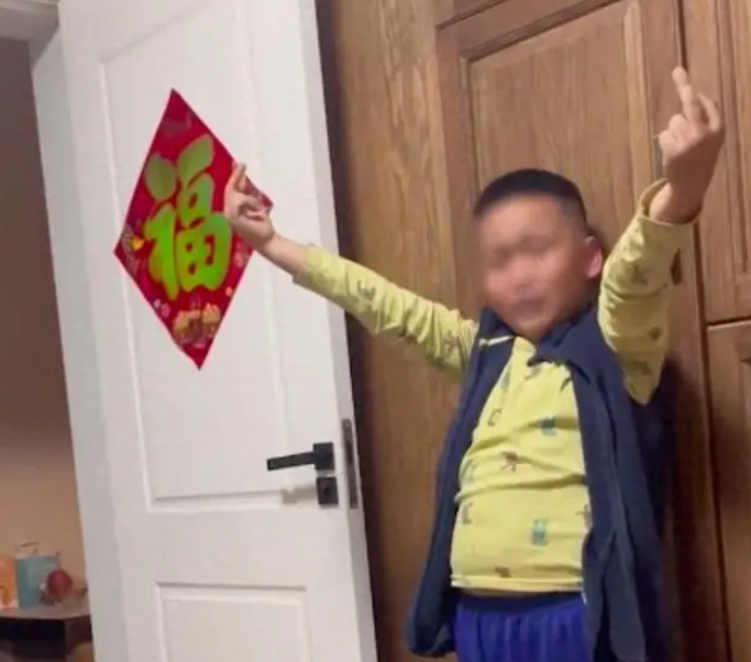 影/講不聽！10歲兒愛比中指　爸使出「超狂招數」讓他秒認錯