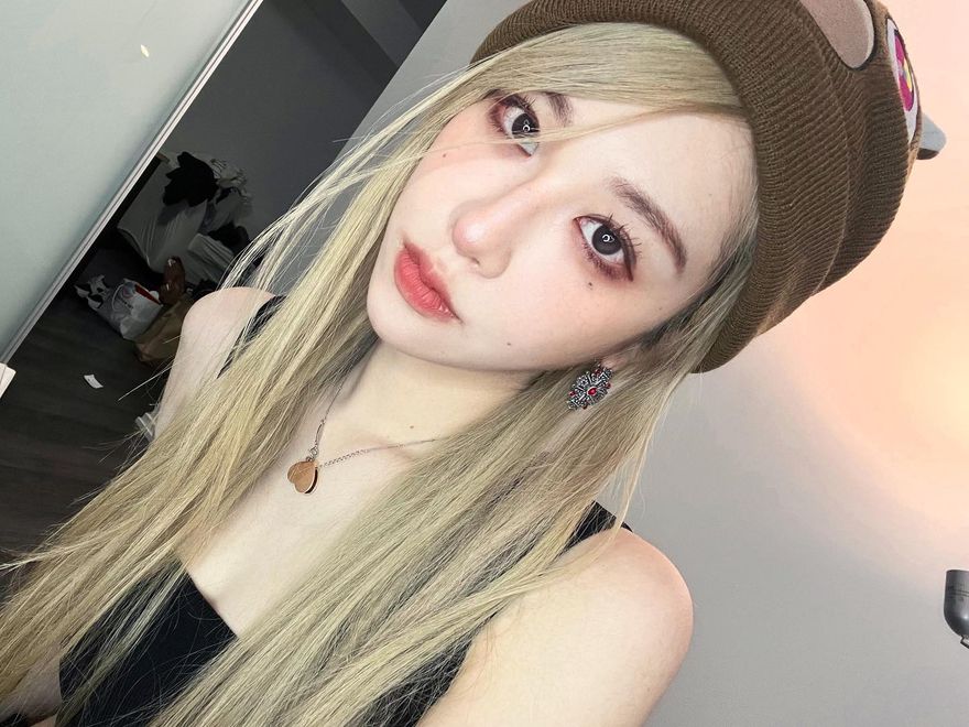 影/回頭率100%！網紅「美麗妄娜」火辣泳衣超狂　轉身大秀「南半球掉出來」