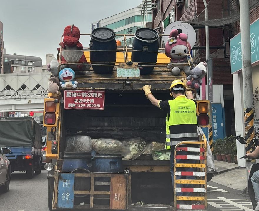 溫馨垃圾車！美樂蒂、哆啦A夢對客笑臉迎　釣出清潔員：我都這樣裝飾