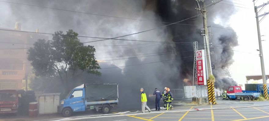 快訊/台中大甲「修車廠大火」！爆炸聲不斷竄濃煙　疑輪胎起火