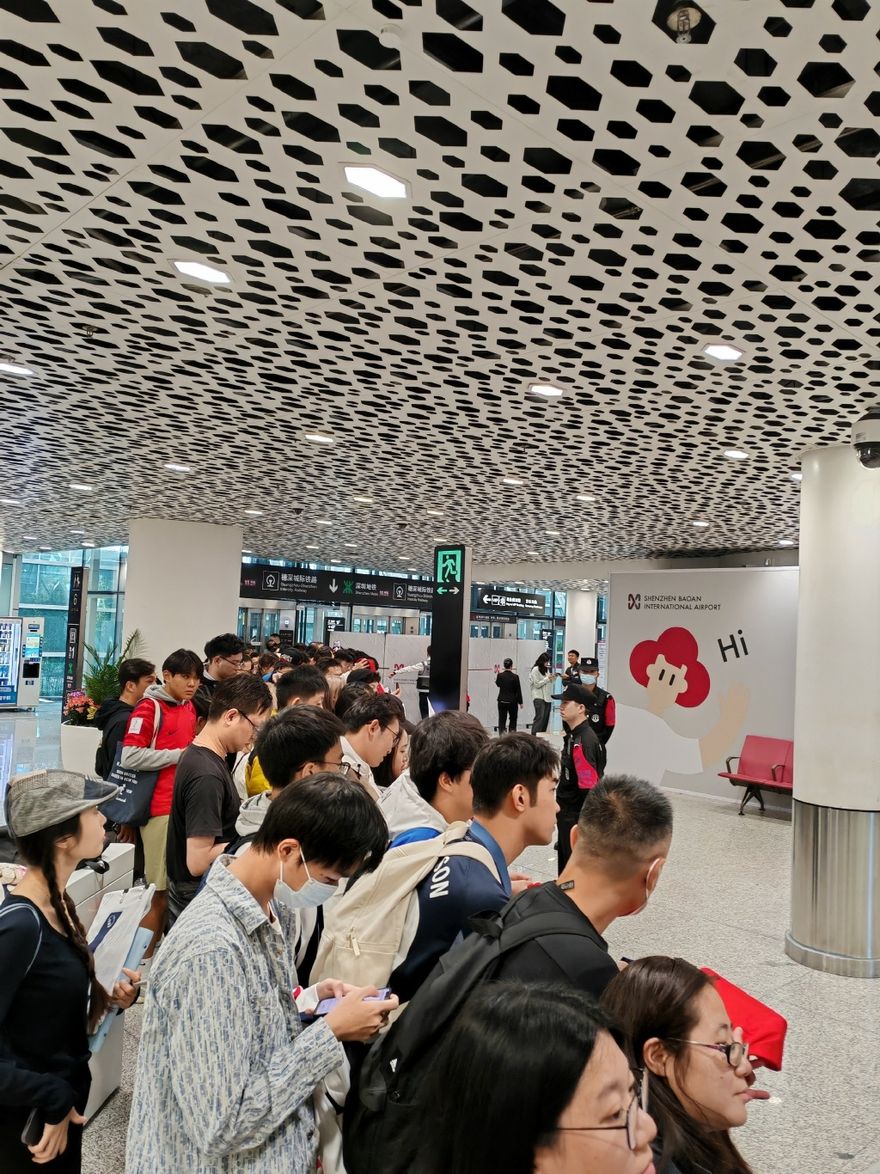 陸足球迷為韓國隊接機惹議　前《央視》主持痛批：幾個球星就把氣節弄沒了