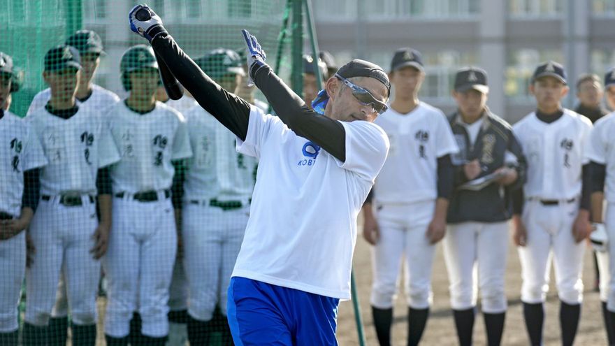 影/鈴木一朗示範打擊意外「砸破學校窗戶」　校方將玻璃「裱框」進行展示