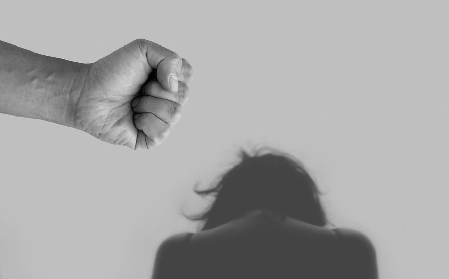 識人不清！女子錯嫁控制狂丈夫「整天關家中」　通訊錄被刪到「剩2人」